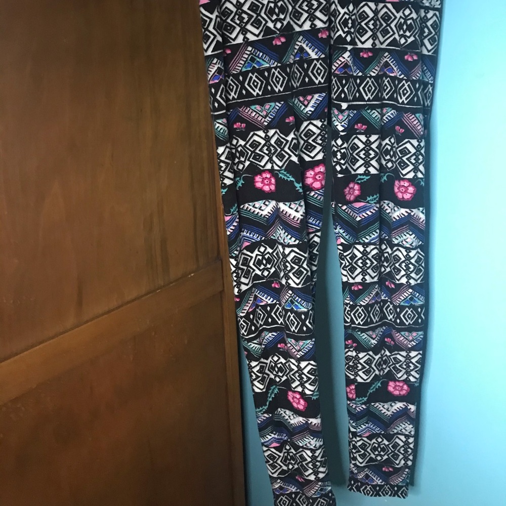 ⭐️Multi colored Leggings💕🖤🤍